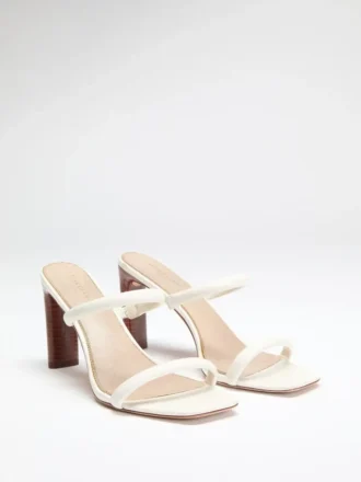 Sandalias de cuero con doble correa y perlas