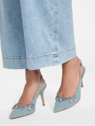 Tacones con tiras traseras de denim y dijes Naska